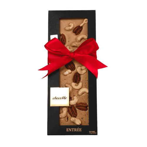 ChocoMe Entrée 32% Valrhona szőkecsokoládé fekete sóval, pekán- és kesudióval (110g) – díszszalaggal, logózható kártyával