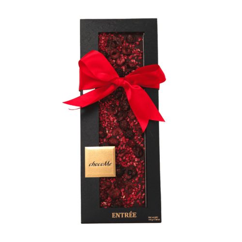 ChocoMe Entrée 66% Valrhona étcsokoládé liofilizált feketeszederrel, málnával, meggydarabkákkal (110g) – díszszalaggal, logózható kártyával