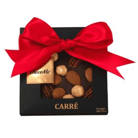   ChocoMe 66% Valrhona étcsokoládé pekándióval, mandulával, Piemontei mogyoróval (50g) – díszszalaggal, logózható kártyával