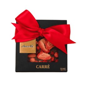   ChocoMe tejcsokoládé liofilizált eperrel és pirosribizlivel (50g) – díszszalaggal, logózható kártyával