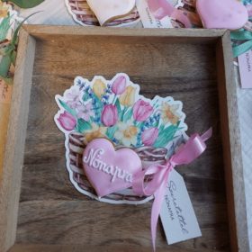 Mézeskalács tulipánkosaras kártyán, nőnapi felirattal