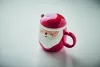SANTA Mikulás bögre fedővel 370 ml, piros